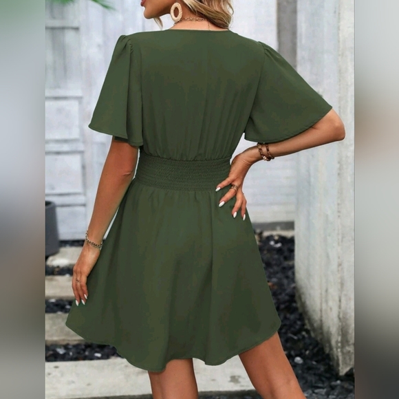 NEW Chic Ruched Waist Flutter Sleeve Short Dress Muted Green - Picture 4 of 9